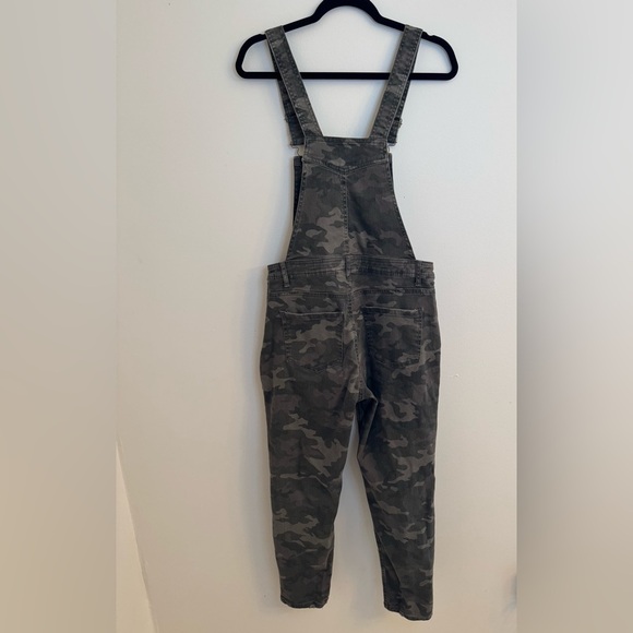 No Boundaries Women’s Camouflage Destructed Overalls Size Large - Picture 3 of 6